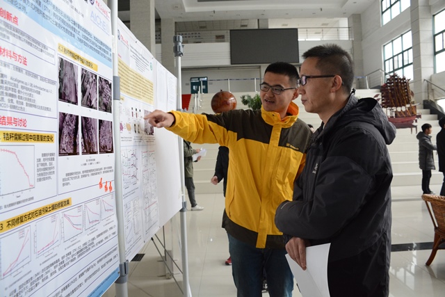 员工向评委介绍海报 魏孟吉摄影