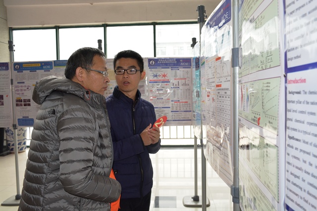 员工向评委介绍海报 魏孟吉摄影