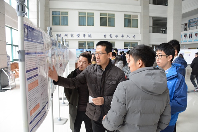 评委指出海报问题 魏孟吉摄影