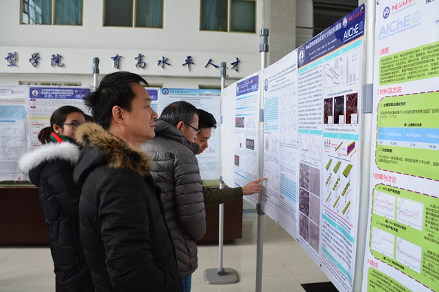 评委阅读员工海报 魏孟吉摄影