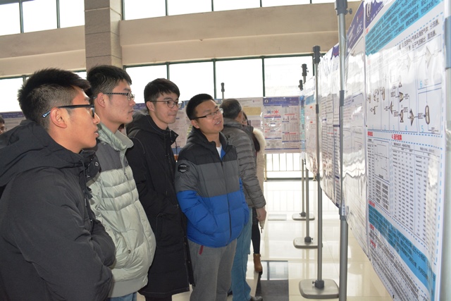 员工观看海报 魏孟吉摄影