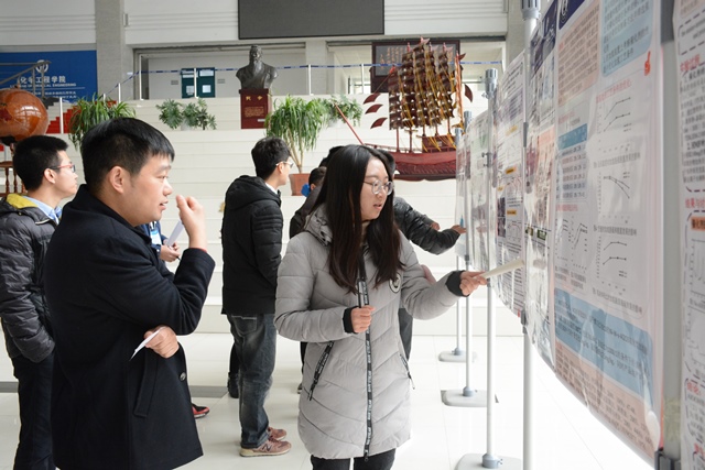 员工向评委介绍海报 魏孟吉摄影