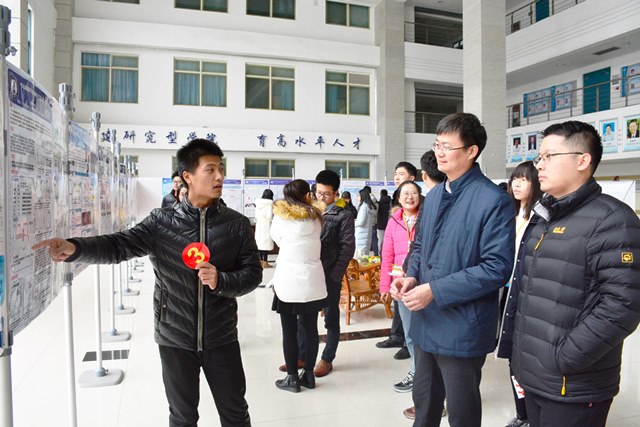 员工向评委介绍海报 魏孟吉摄影