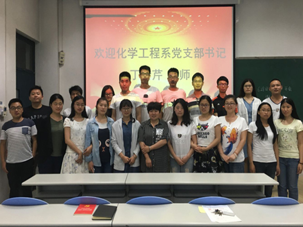 丁传芹与员工党员合影  吕玉翠摄影