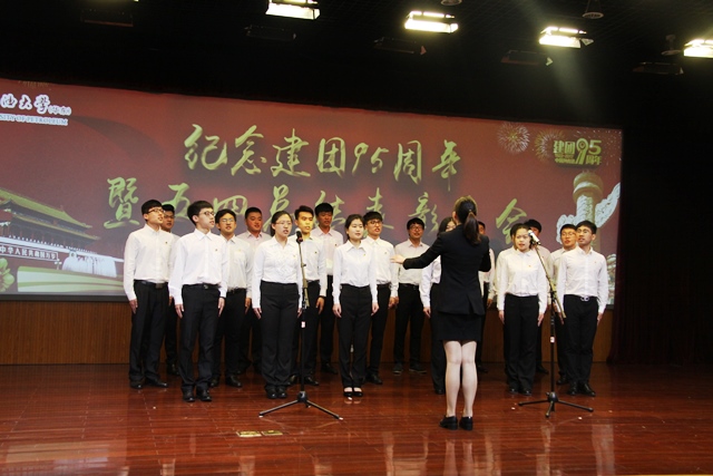 员工会合唱《共青团之歌》 陈浩摄影