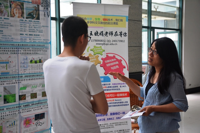 亲切交流 王玉娟摄影