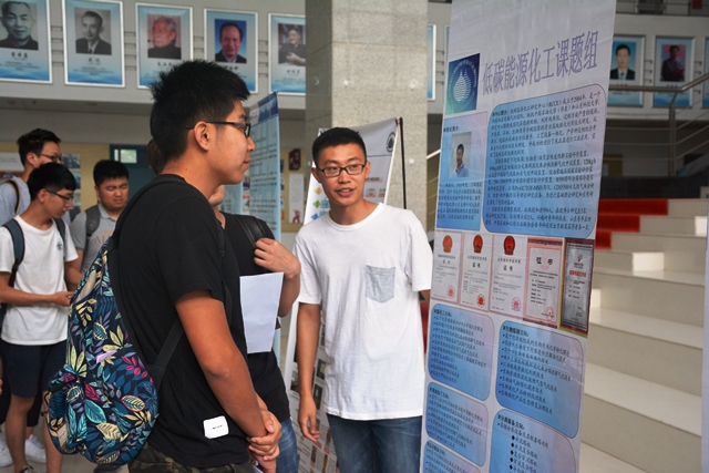 员工观看课题组展架 王玉娟摄影