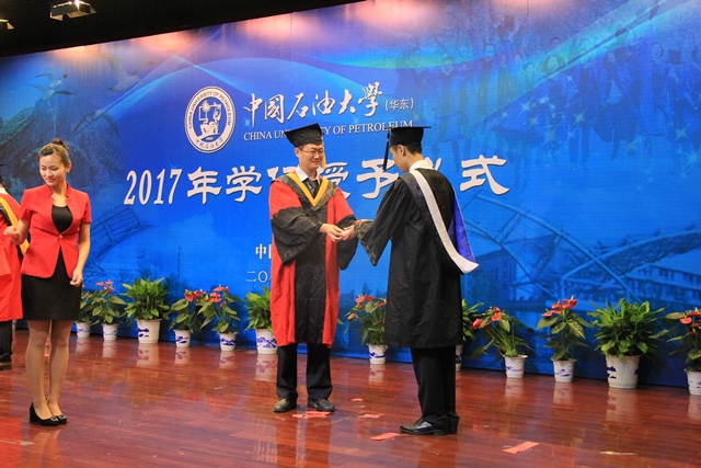 刘东教授为毕业生授学位 魏孟吉摄影