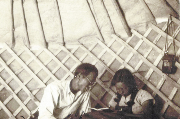 张家环、杨乂夫妇在西哈喇子沟考察