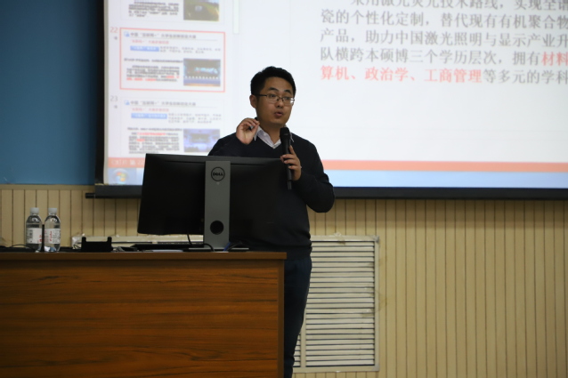 孟兆刚老师向员工讲课 汪雨薇摄影