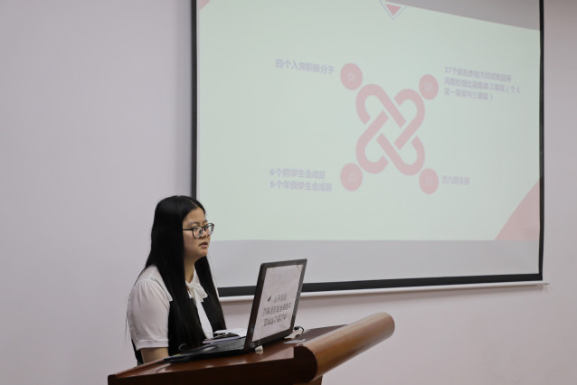 女生代表发言 魏孟吉摄影