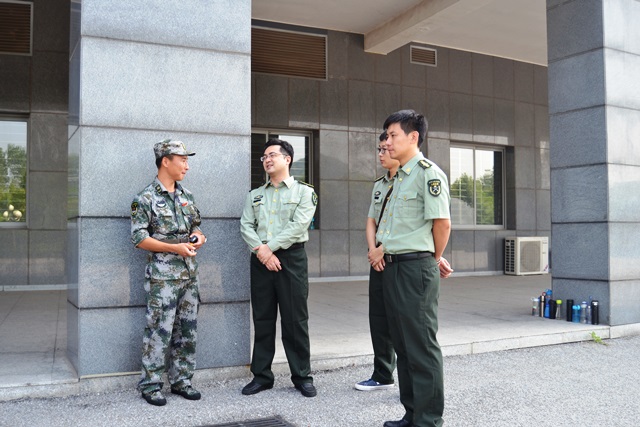 公司领导与团长亲切交谈 魏孟吉摄影