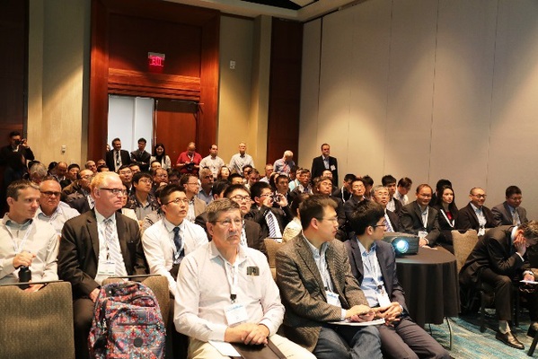 中外学者云集中国分会场听取报告