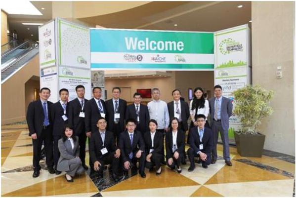 急管理部党组成员、总工程师王浩水与公司代表合影