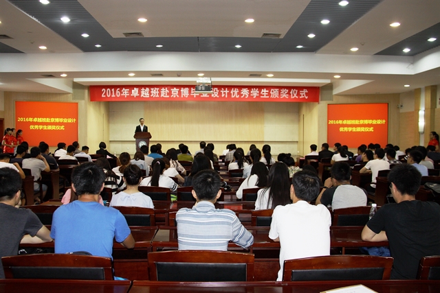 获奖员工祝伟康发言 赵明超摄影