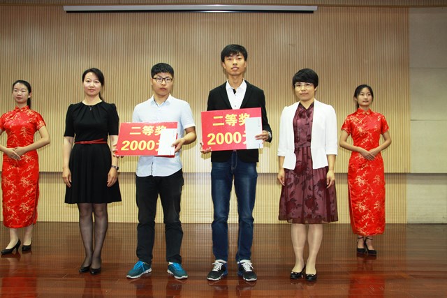 王效美处长和侯岩红总经理助理为获二等奖的员工颁奖 赵明超摄影