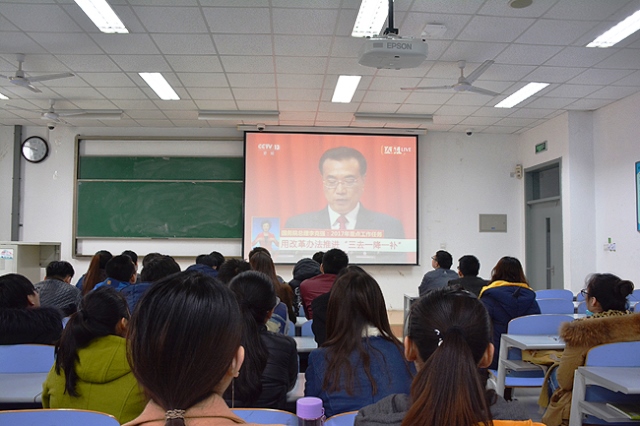 员工老师集体观看直播 李博一摄影