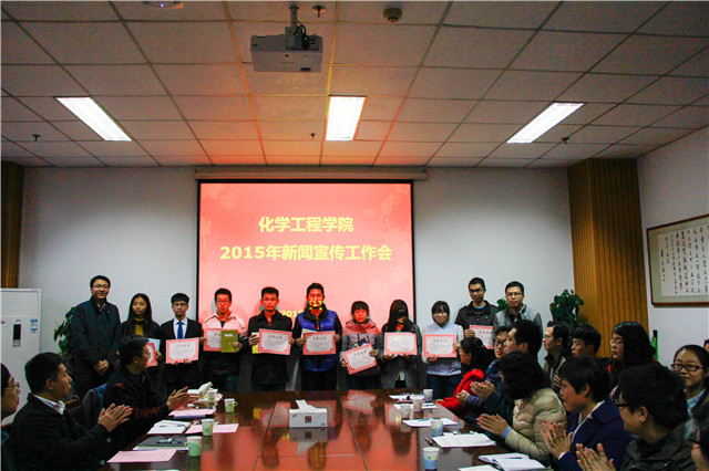 为获得新闻宣传先进个人的员工颁奖 孙运景摄影 为获得新闻宣传先进个人的员工颁奖 孙运景摄影