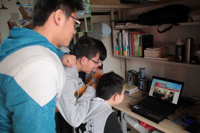 公司学子关注两会新闻  孙运景  摄影