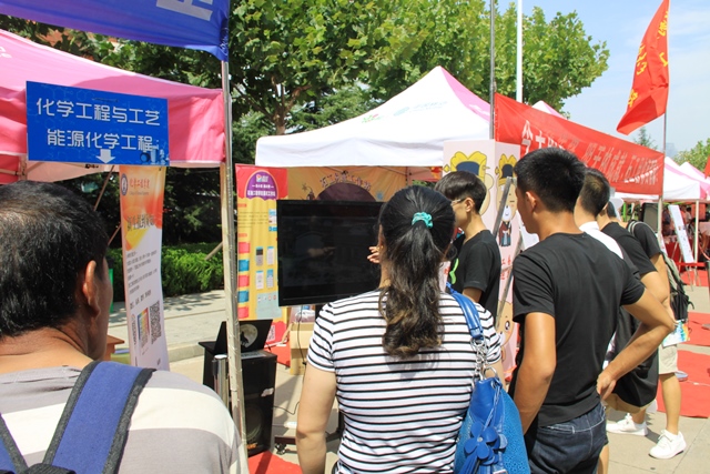 新生及家长观看学院宣传片
