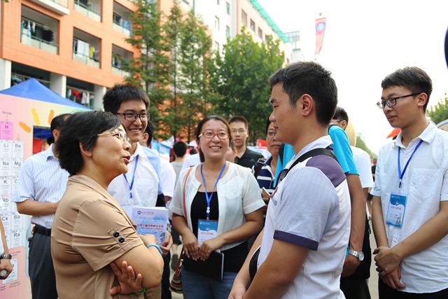 山董事长与00后亲切交谈 全运摄影