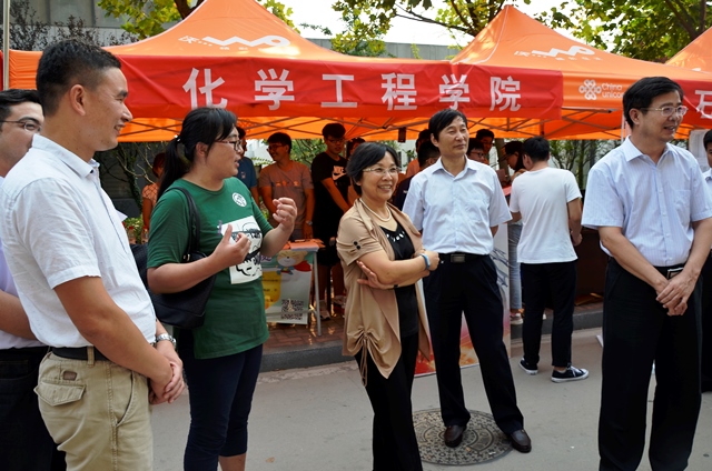 校领导一行看望学院研究生迎新 刘鑫鑫摄影