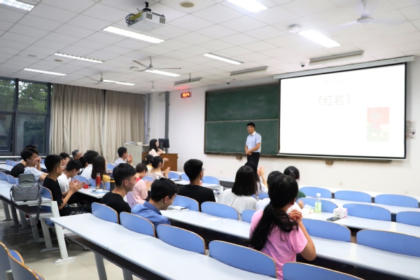 刘伟老师参与竞猜环节 曹明秀摄影.JPG