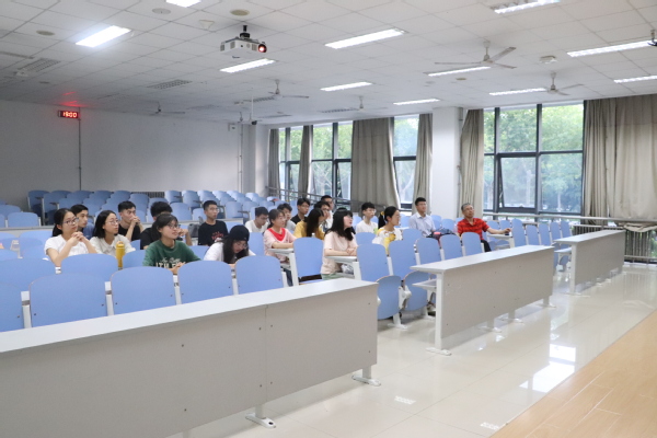 在场人员观看宣讲 曹明秀摄影.JPG