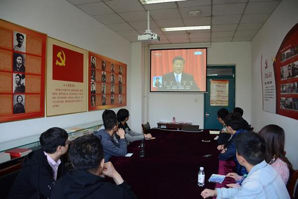 化工学院辅导员和员工党员在党员活动室观看大会直播 魏孟吉摄影