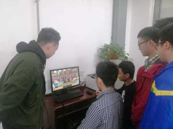 公司研究生在实验室观看直播 万娱摄影