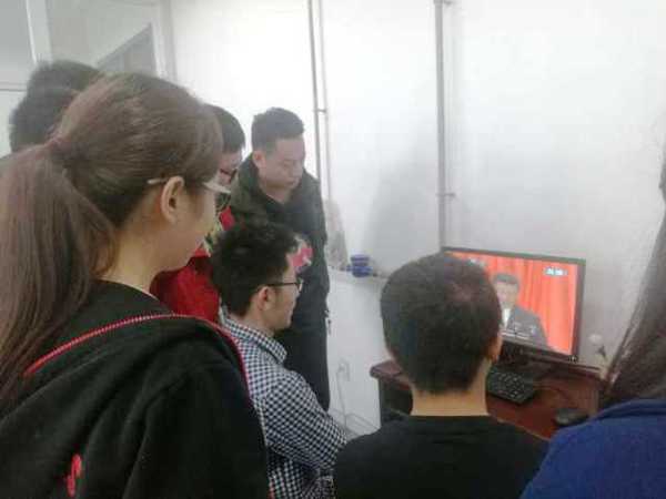 公司研究生在实验室观看直播 万娱摄影