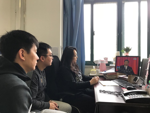 公司辅导员在办公室观看直播 刘伟摄影