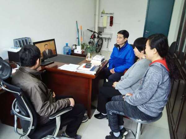公司办公室党支部党员观看直播 唐艳凌提供