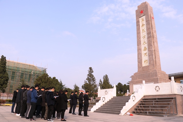 纪念碑前诵读祭文 袁鑫摄影