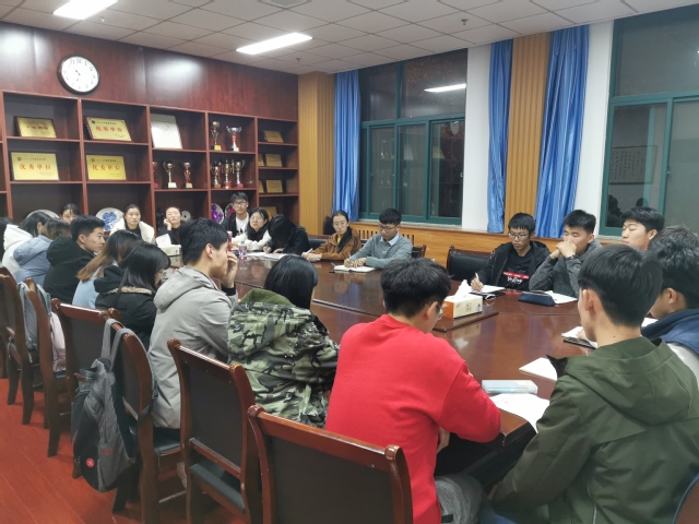2018级发展对象展开热烈讨论