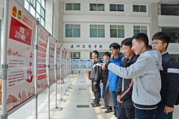 同学们认真学习两会精神 魏孟吉摄影 同学们认真学习两会精神 魏孟吉摄影