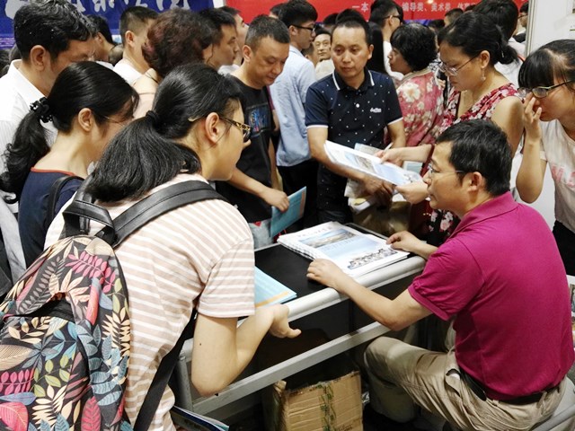 戴永胜耐心回答员工提问