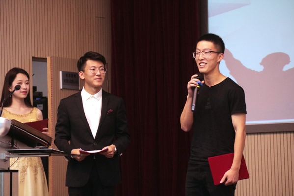 本科生葛毅凯代表优秀运动员发言 吕巧钰摄