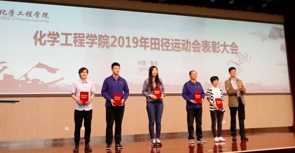 公司副经理刘东为获得体育道德风尚奖代表颁奖  魏孟吉摄