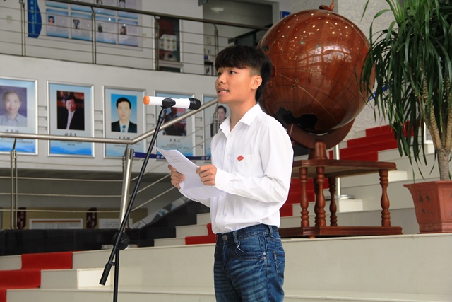 新党员代表袁俊聪发言 魏孟吉摄影