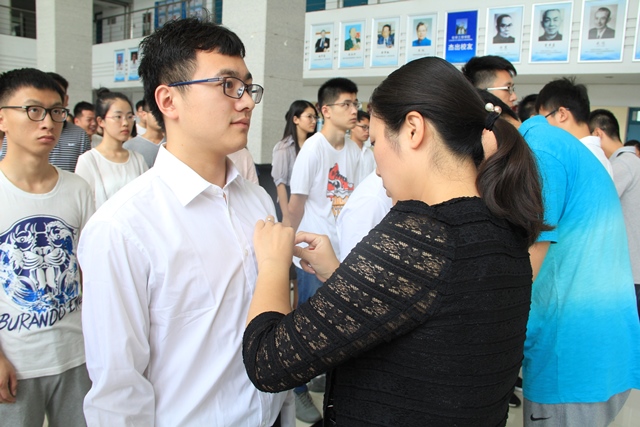 教师代表为新党员佩戴党徽 魏孟吉摄影