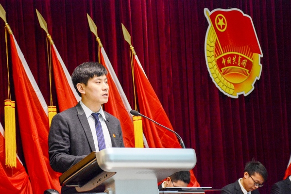 公司团委书记徐光辉同志作大会工作报告 李博一摄影 公司团委书记徐光辉同志作大会工作报告 李博一摄影