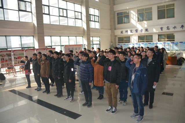 公司团委书记郭孟带领新党员宣誓 杨扬摄影