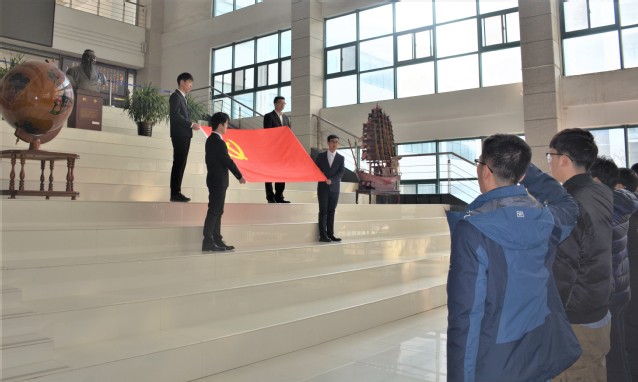 新入党党员面对党旗宣誓 杨扬摄影