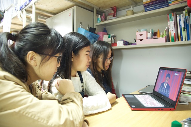 公司员工在宿舍观看大会直播 全运摄影