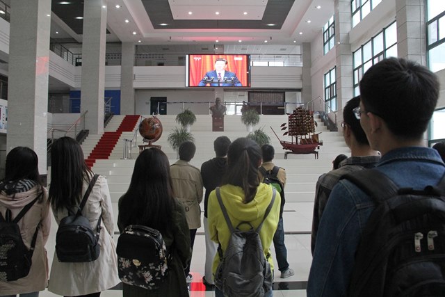 公司师生在工科楼A座大厅观看大会直播 魏孟吉摄影