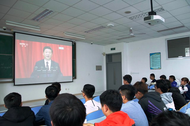 威廉希尔官网组织员工在教室观看大会直播 全运摄影