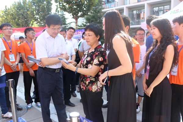 校领导一行看望新生