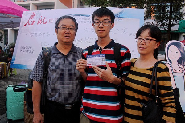 员工与家长在启航墙前合影