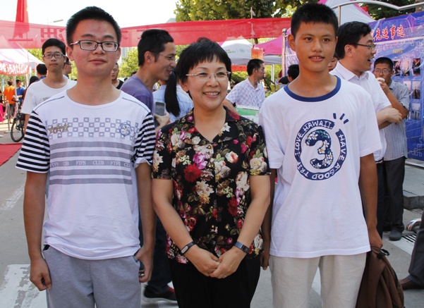 山董事长与新生合影